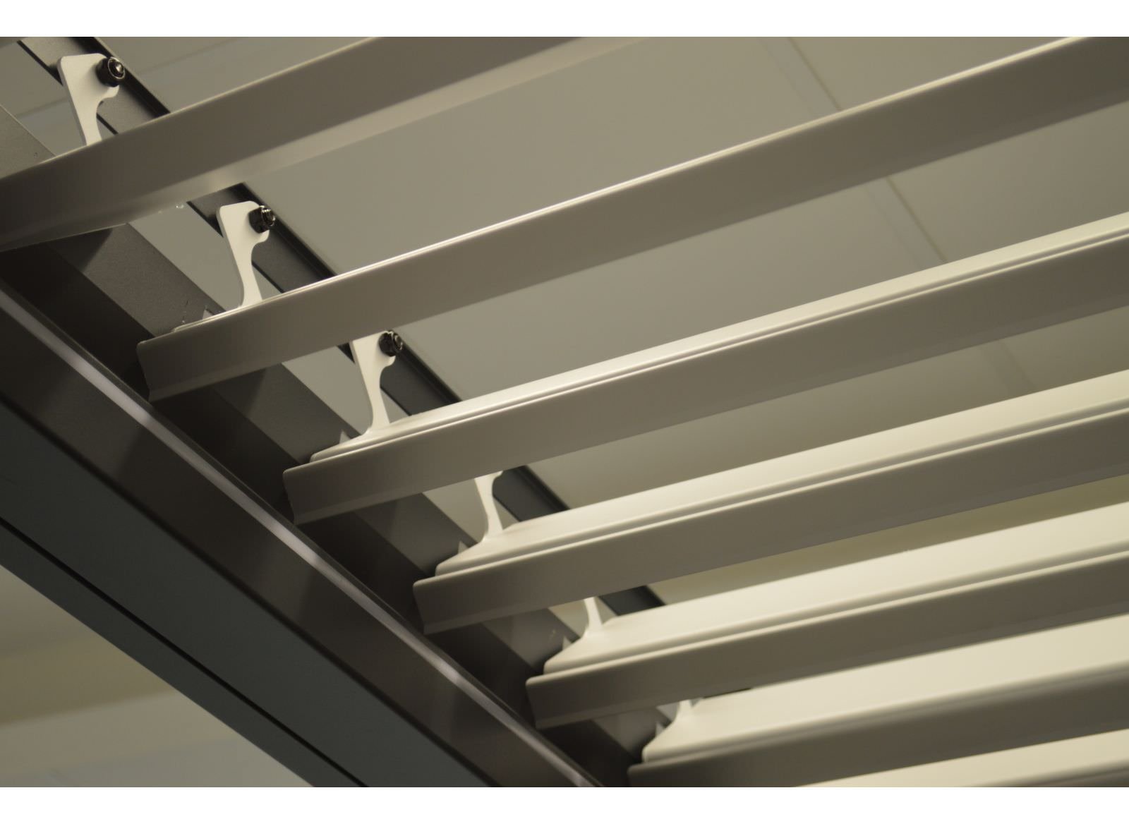 Pergola motorizzata 3x4 in Alluminio nero e bianco con lamelle regolabili - immagine 4